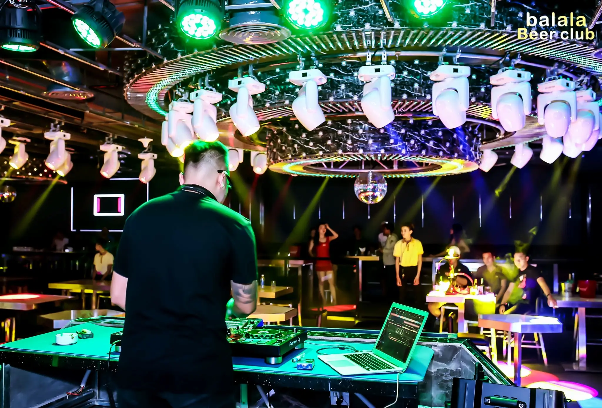 나트랑 바라라 칠 내부 디제잉