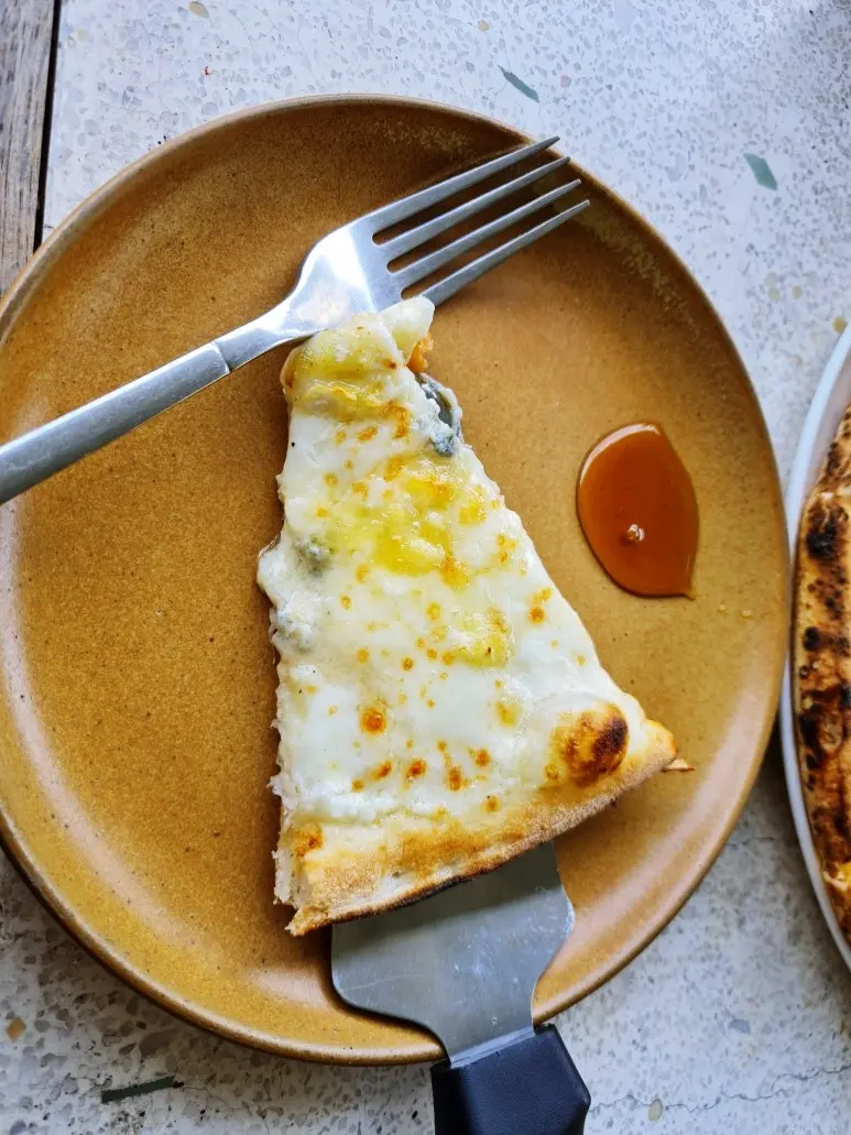 나트랑 쉐라톤 호텔 PIZZA 4P'S 피자 조각